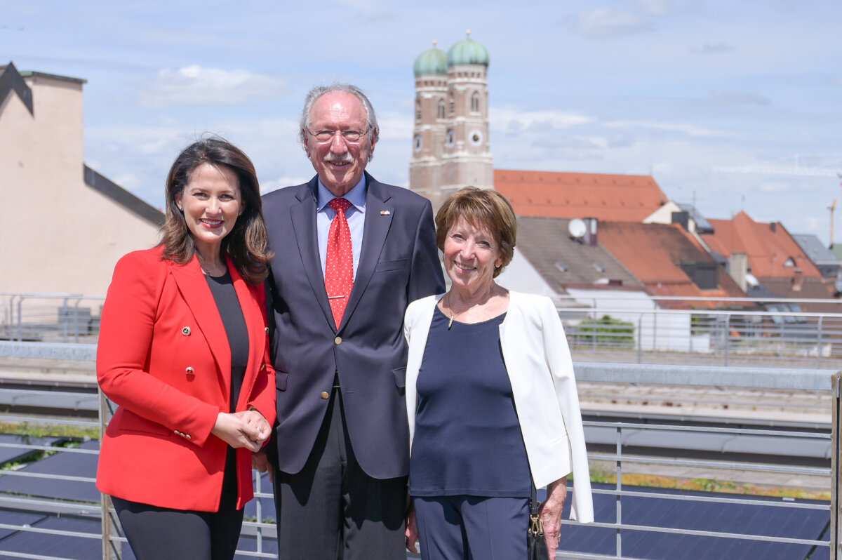 (v. l.) Staatsministerin Michaela Kaniber, Professor Emeritus Holger Magel sowie Gattin Anselma Magel im Rahmen des Ehrenkolloquiums in München. 