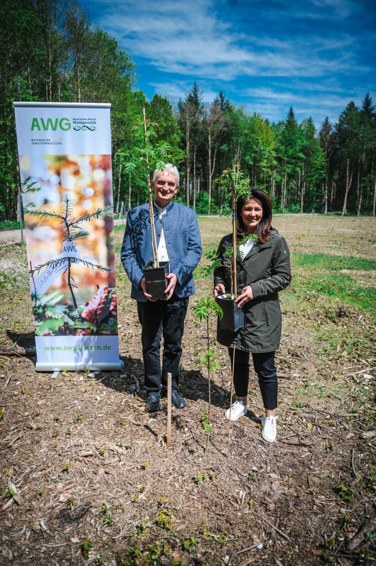 Staatsministerin Michaela Kaniber mit dem Pallinger Bürgermeister Franz Ostmaier beim Pflanzen von kleinen Baumsetzlingen. 