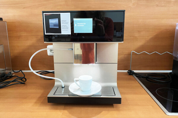 Smarte Kaffeemaschine auf einer Küchentheke
