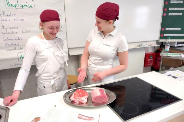 Leonie erklärt einer Schülerin etwas in einer Schulküche