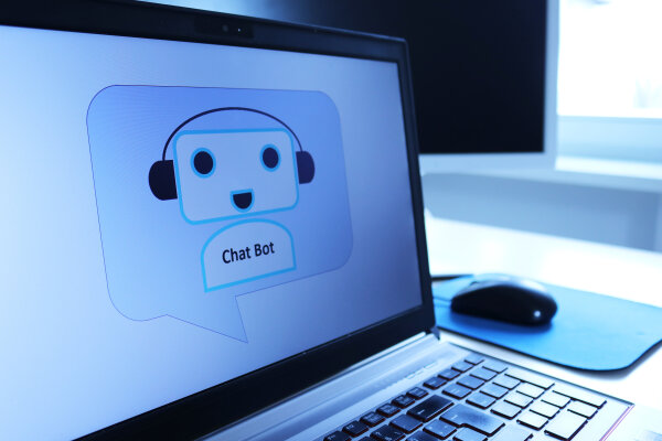 Darstellung eines gezeichneten Chatbots auf einem Laptop