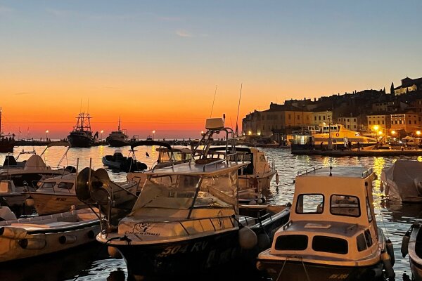 Hafen in Rovinj bei Sonnenuntergang