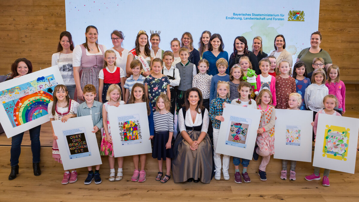Ministerin Michaela Kaniber mit Kindern und Lehrerinnen, die beim Posterwettbewerb gewonnen haben.