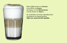Latte Macchiato im Glas, mit Milch, Kaffee, Milchschaum und Kakaopulver.