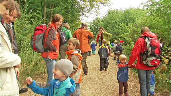 Familien starten zur Waldwanderung