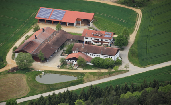 Luftbild eines Bauernhofs
