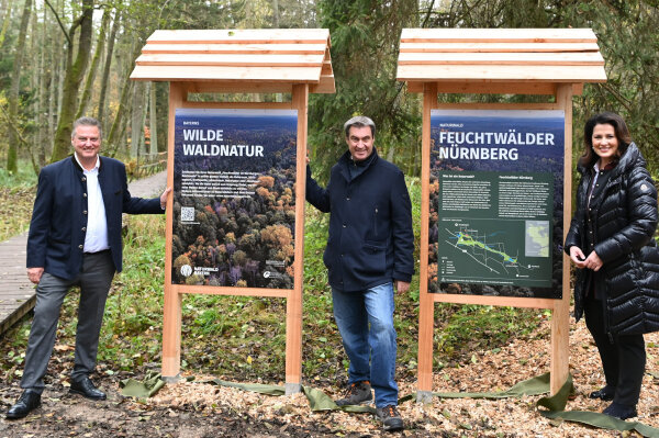 Ministerpräsident Dr. Markus Söder (M.) mit Forstministerin Michaela Kaniber und dem Vorstandsvorsitzenden der Bayerischen Staatsforsten, Martin Neumeyer (l.). 