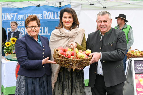 Ministerin Michaela Kaniber (m.) bei der Eröffnung der Bauernmarktmeile mit Landesbäuerin Annelise Göller (l.) und BBV Präsiden Walter Heidl (r.)