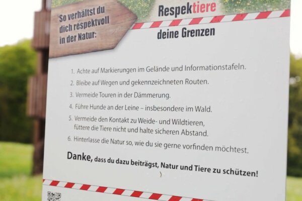 Schild in der Natur: Respektiere deine Grenzen