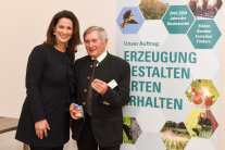 Ministerin mit Alois Glück vor dem Slogan "Erzeugung gestalten, Arten erhalten"
