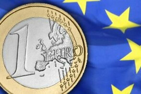 Europaflagge mit Euromünze zwischen den Sternen