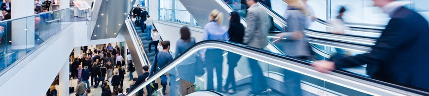 Menschen auf Rolltreppen