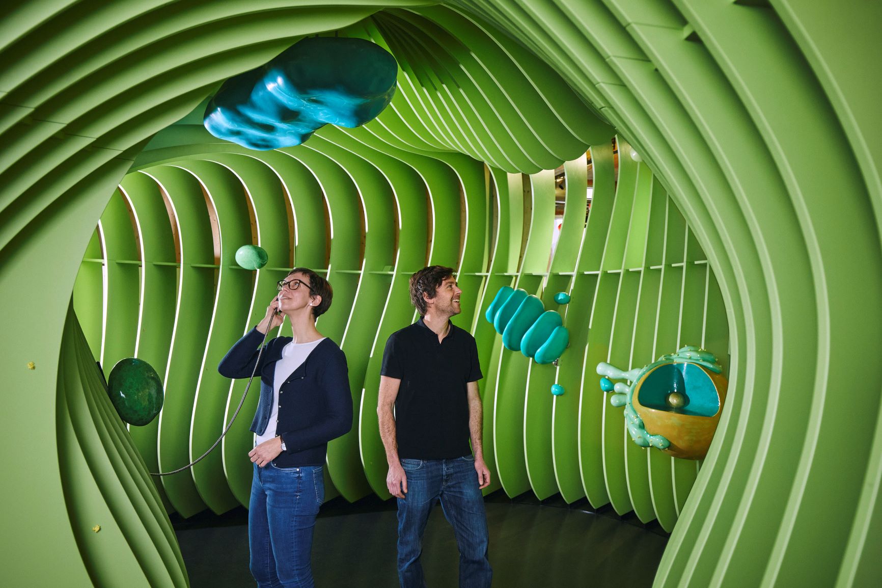 2 Personen stehen in einer nachgebauten, überdimensionalen Pflanzenzelle