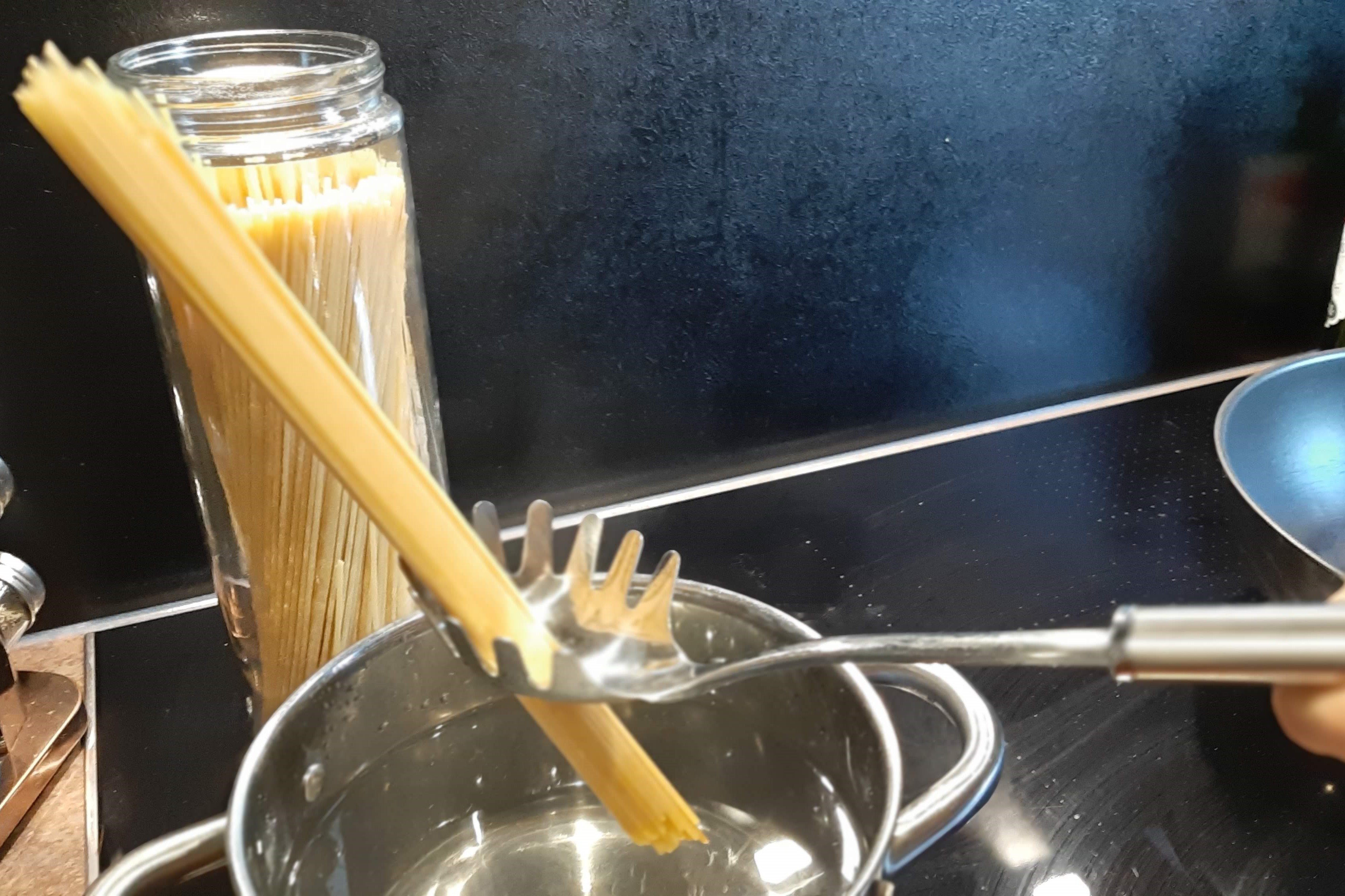 Spaghetti stecken in einer Nudelgabel zum Abmessen