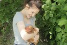 Botschafterin Johanna füttert ein Huhn