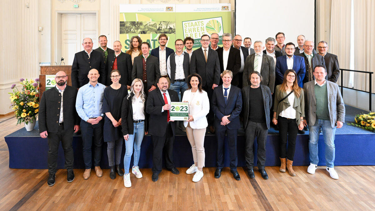 Gruppenbild der Preisträger vorbildliche Ausbildung im Garten- und Landschaftsbau