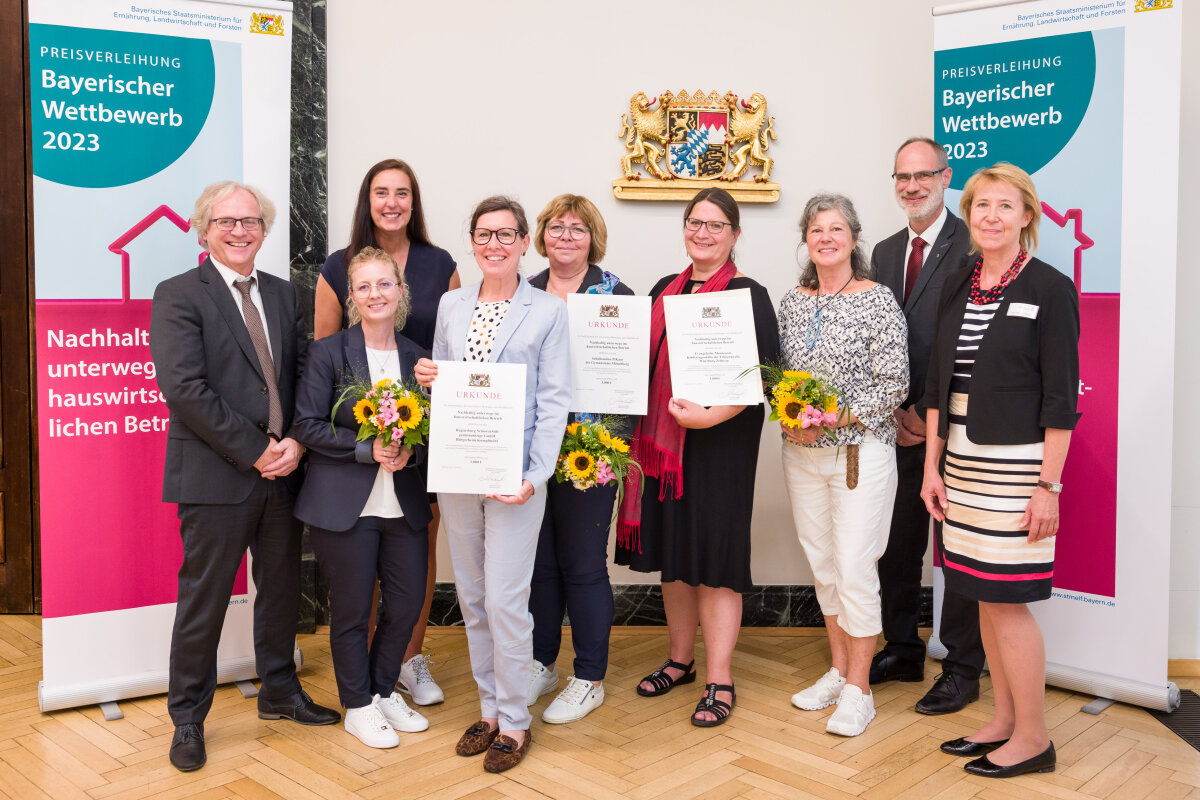 Gruppenfoto mit den drei Gewinnern des Wettbewerbs "Nachhaltig unterwegs im hauswirtschaftlichen Betrieb"