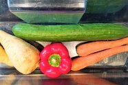Rote Paprika, Pastinaken, Karotte und Gurke in einem Kühlschrank-Gemüsefach