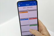 Smartphone mit geöffnetem Kalender auf dem Bildschirm