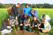 Studierende beurteilen die Bodenstruktur auf einem Acker (Foto: Hans Böll, Technikerschule Triesdorf)