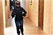 Botschafterin Judit in Skimontur beim Laufen durch das Schulgebäude