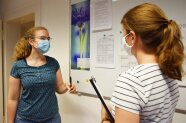 Zwei junge Frauen im Gespräch miteinander