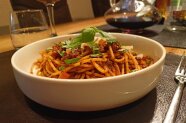 Spaghetti Bolognese in einem Teller serviert