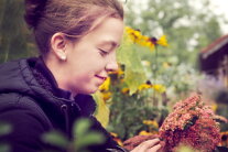 Junge Frau hält Blumen in der Hand