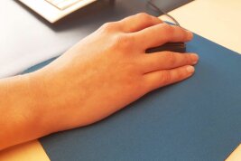 Hand klickt Computermaus