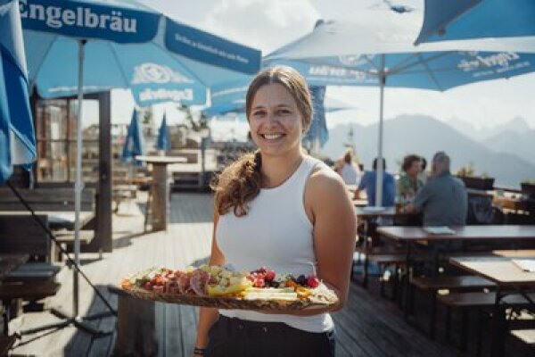 Annika bedient