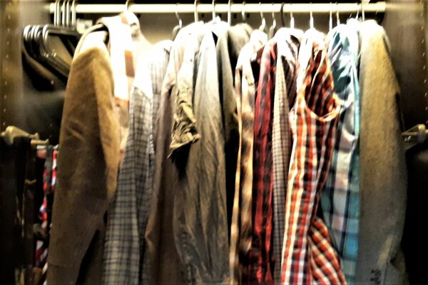 Kleiderschrank, in dem Jackets hängen