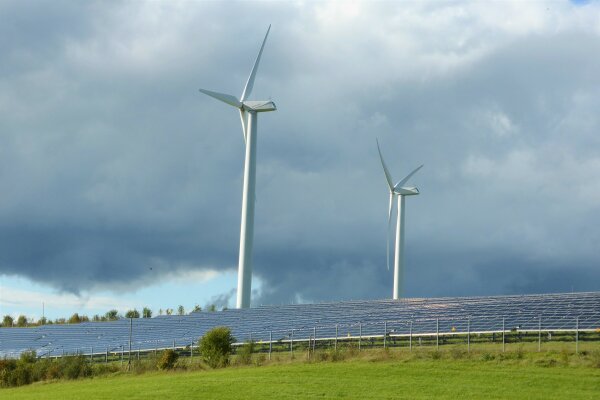 Solarpark und Windkraftanlage