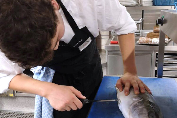 KoHW_Johannes beim Fische filetieren