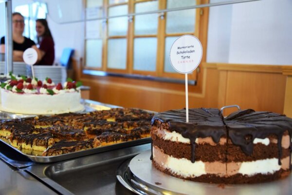 Kuchenbuffet mit verschiedenen Torten