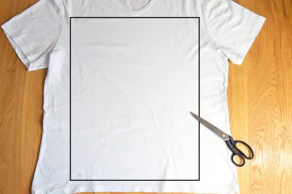 Weißes T-Shirt mit aufgezeichnetem Rechteck