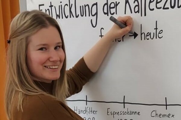 Botschafterin Leonie schreibt etwas auf ein Whiteboard