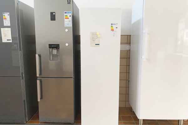 Gefrier- und Kühlgeräte in einem Ausstellungsraum
