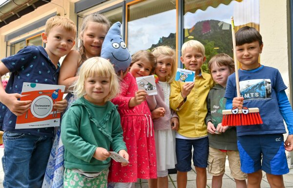 Gruppenbild von Kindern mit den Maskottchen Flitzi und Wusel