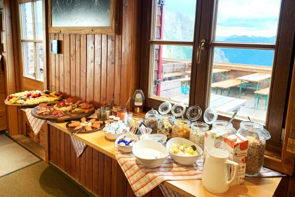Gedecktes Frühstücksbuffet in der Ostler-Hütte