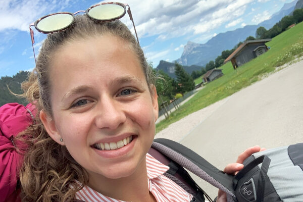 Annika vor einem Bergpanorama