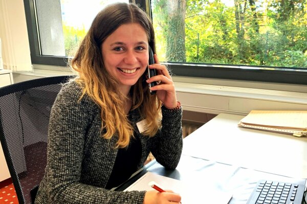 Botschafterin Annika im Büro am Telefon.