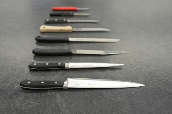 verschiedene Messer liegen nebeneinander