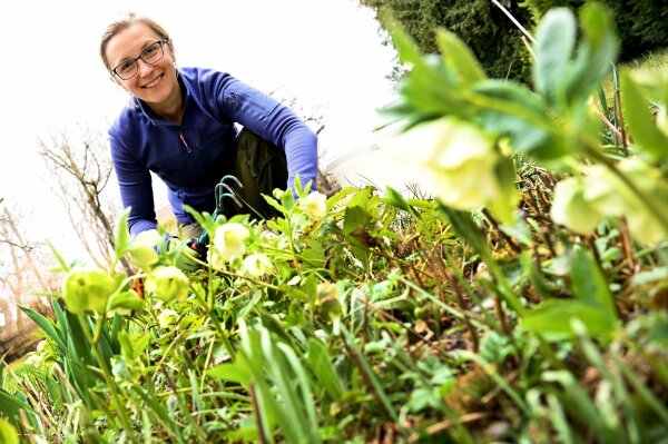 Judit kniet vor einem Beet.