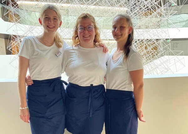 Emma und zwei ihrer Klassenkameradinnen im Flur des Hotels