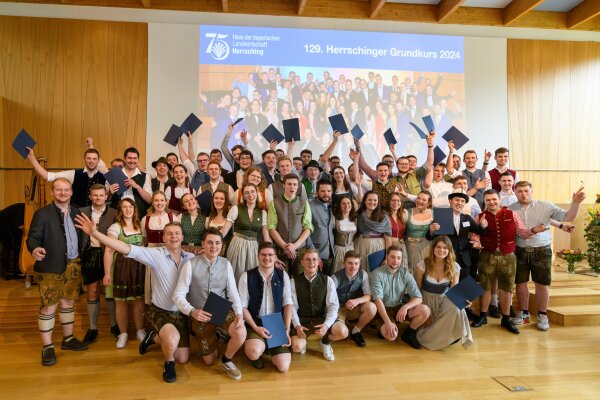 Gruppenbild des Herrschinger Grundkurses 2024 bei der Abschlussveranstaltung