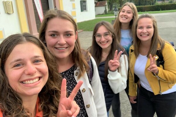 Gruppenbild mit Annika und Studierenden der Fachakademie