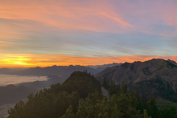 Bergpanorama bei Sonnenuntergang