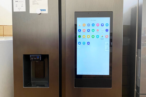 Ein smarter Kühlschrank mit integriertem Tablet in einer Küche.