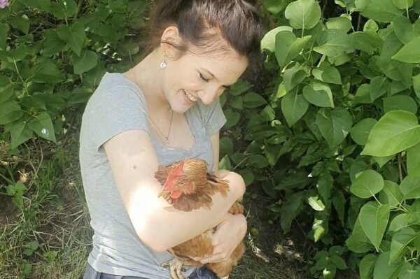 Tierpflegerische Tätigkeiten fallen vor allem im ländlichen Betrieb an. Hier füttert Johanna ein Huhn.