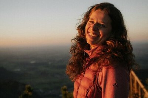Annika vor einem Bergpanorama in der Abenddämmerung